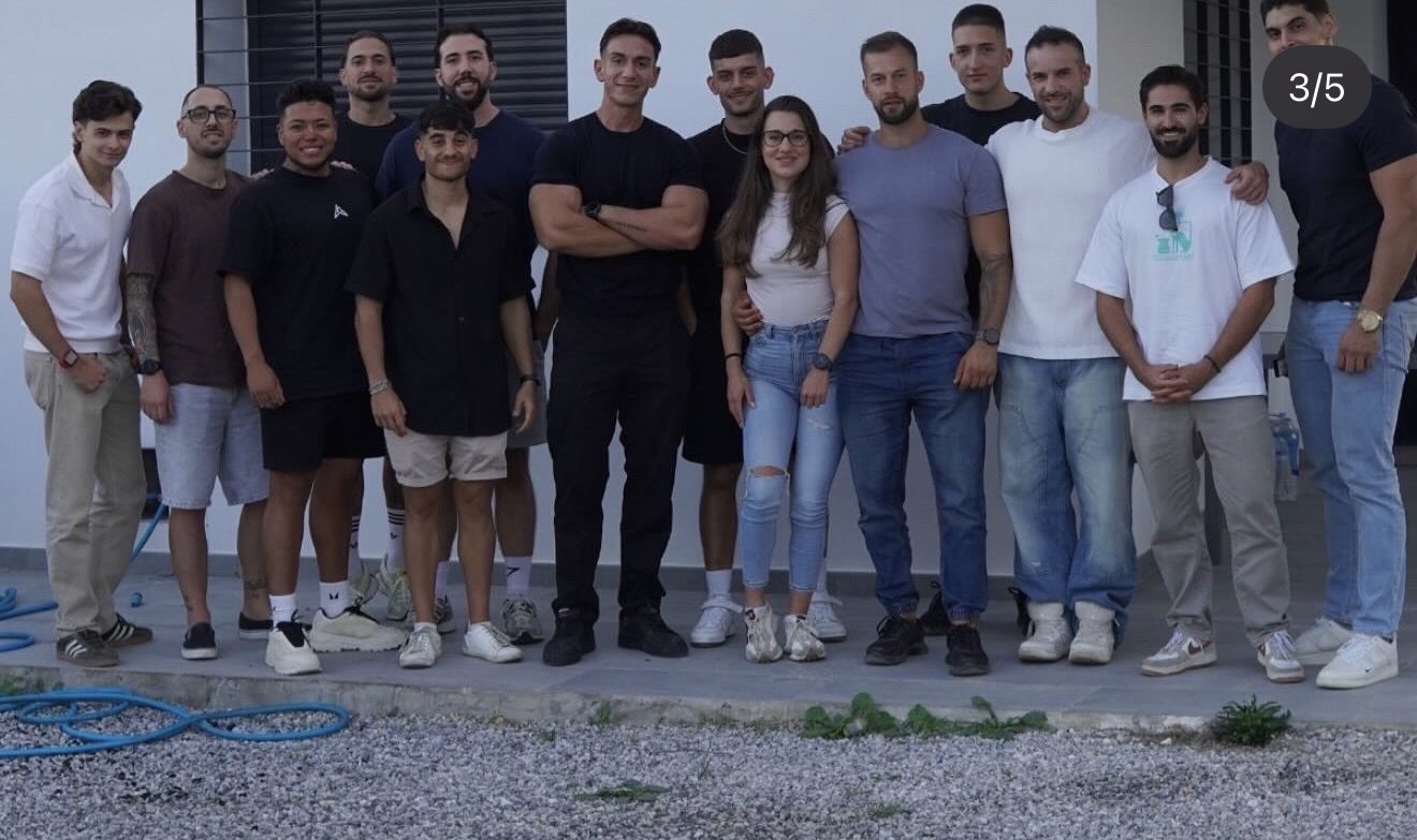 Foto de grupo de Alberto con alumnos de la mentoría